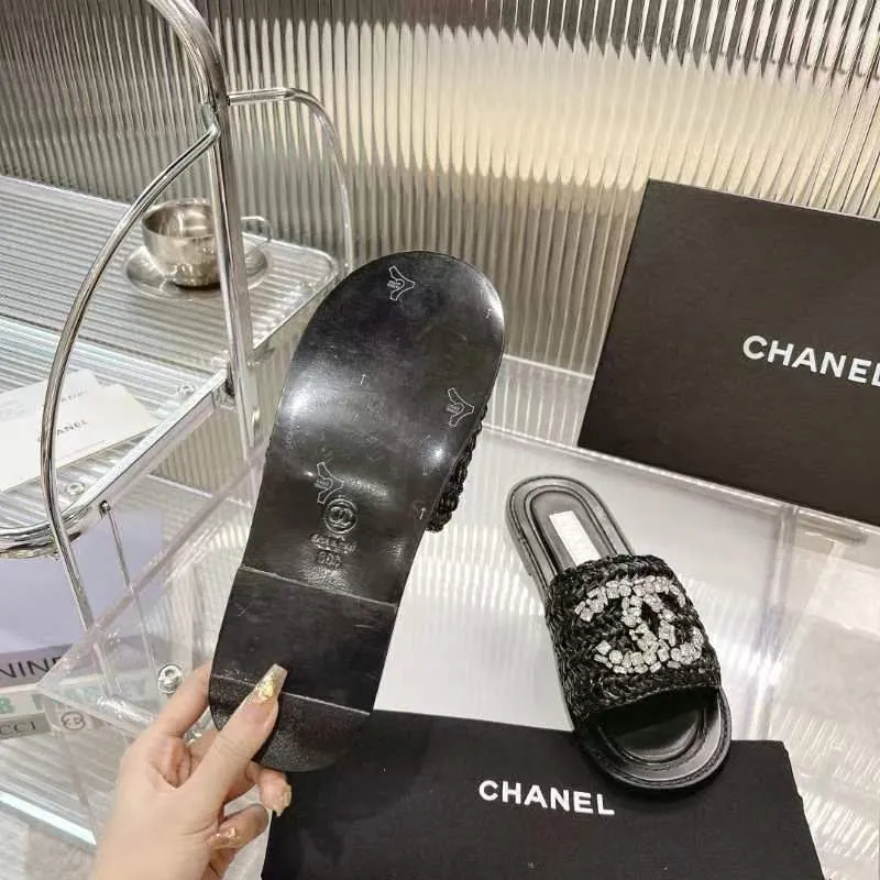 👟👟Ex-factory price 520👟👟 [Ready stock] 𝐂𝐡an𝐞𝐥 23 hot items! bing bing 23 early spring vacation series, the most beautiful rhinestone woven slippers, everyone is crazy to stock up, they are all crazy, it is really long grass, leisurely charm, close your eyes and enter the series!  💭Color: Black/Apricot/White 💭Upper: The upper is made of imported raffia and is fully hand-woven and very comfortable! The hand-made diamond jewelry is sparkling enough 💭Inner pads: imported sheepskin lining and pads 💭Outsole: genuine leather outsole (complex leather outsole with ten grooves and stitching, very particular about material workmanship) 💭Code number: 35-42 (41 and 42 are custom-made and cannot be returned or exchanged)